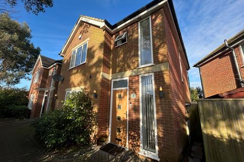 3 bedroom detached house to rent, The Crescent, Southampton SO31