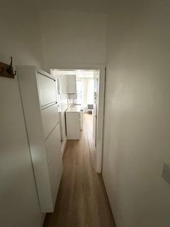 Studio to rent, Arcadian Gardens, N22