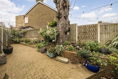 1 Spring Grove, Hampton, TW12 2DP