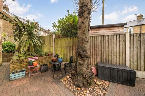 1 Spring Grove, Hampton, TW12 2DP