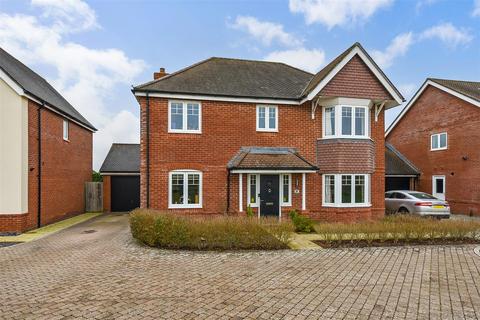 4 Edneys Walk, Overton, Basingstoke, RG25 3FB