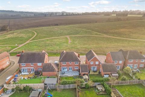 4 Edneys Walk, Overton, Basingstoke, RG25 3FB