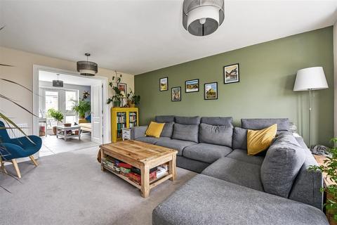 4 Edneys Walk, Overton, Basingstoke, RG25 3FB