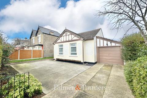 3 bedroom bungalow for sale, Walton Road, Clacton-on-Sea, Essex, CO15