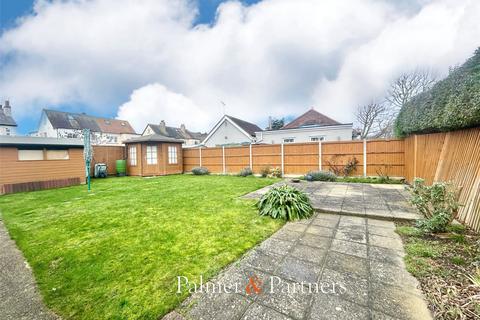 3 bedroom bungalow for sale, Walton Road, Clacton-on-Sea, Essex, CO15