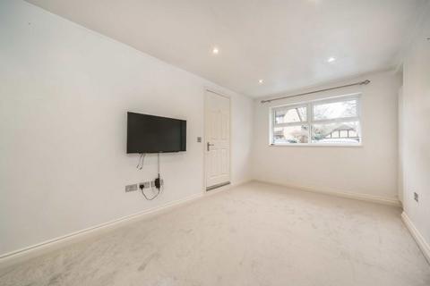 4 bedroom house to rent, Connaught Drive, Weybridge KT13