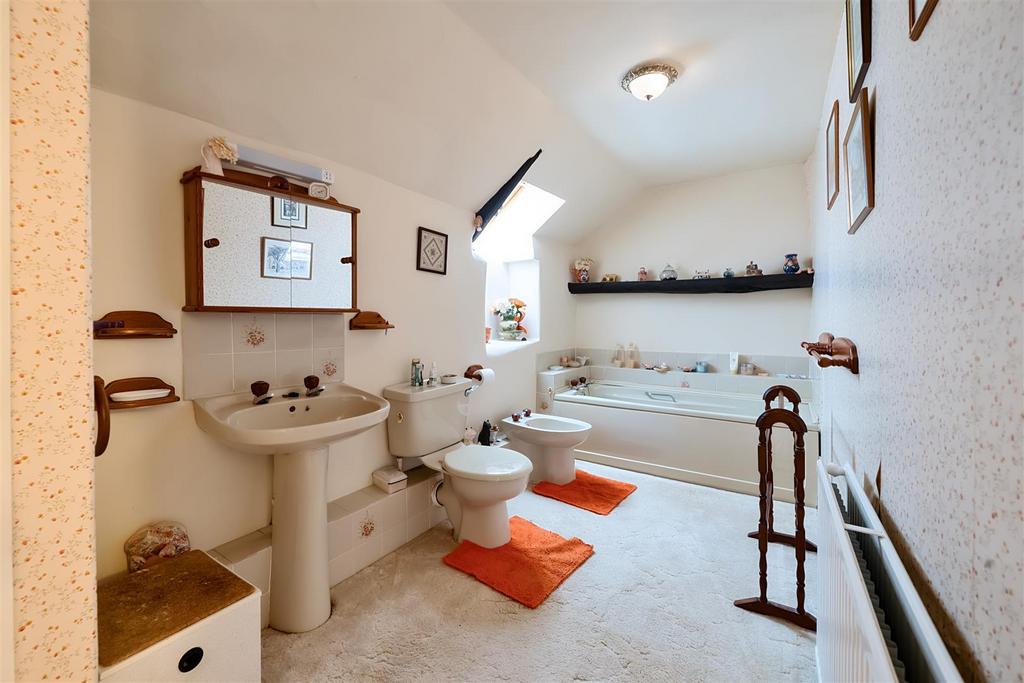 Wheelwrights Bathroom.jpg