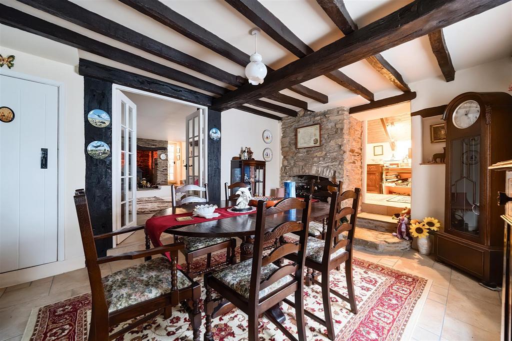 Wheelwrights Dining..jpg