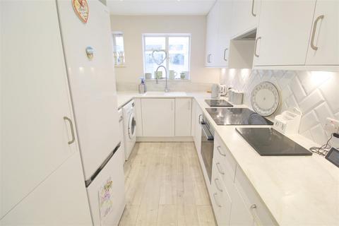 2 bedroom maisonette for sale, High Road, Byfleet, West Byfleet