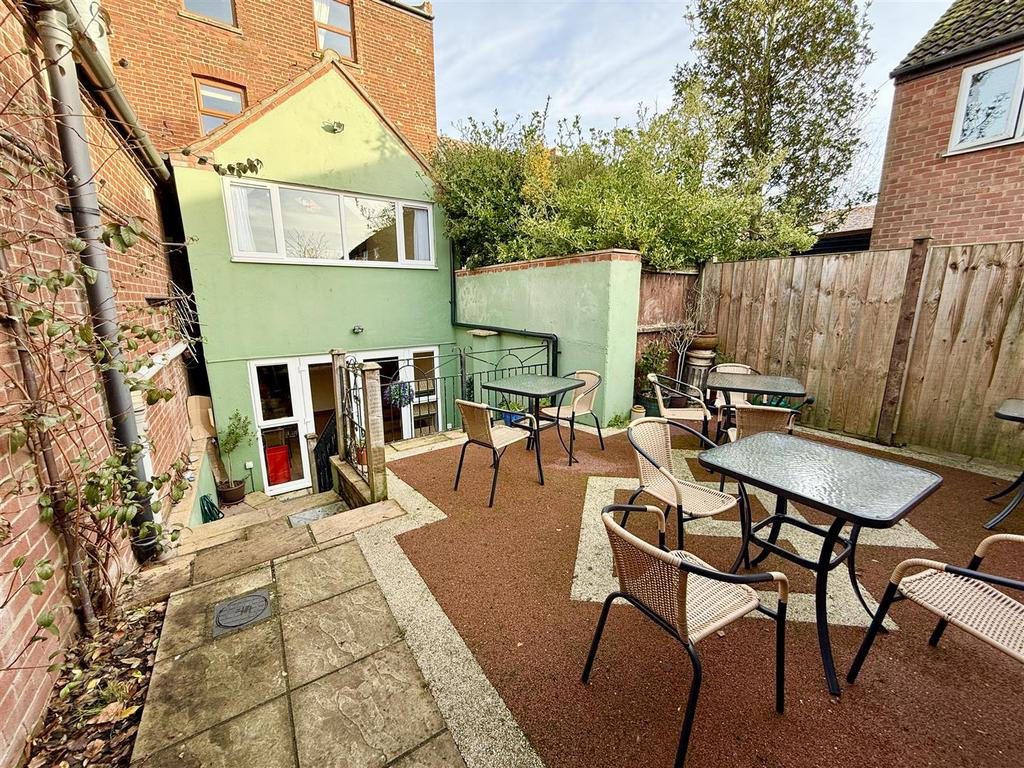 Upper rear courtyard