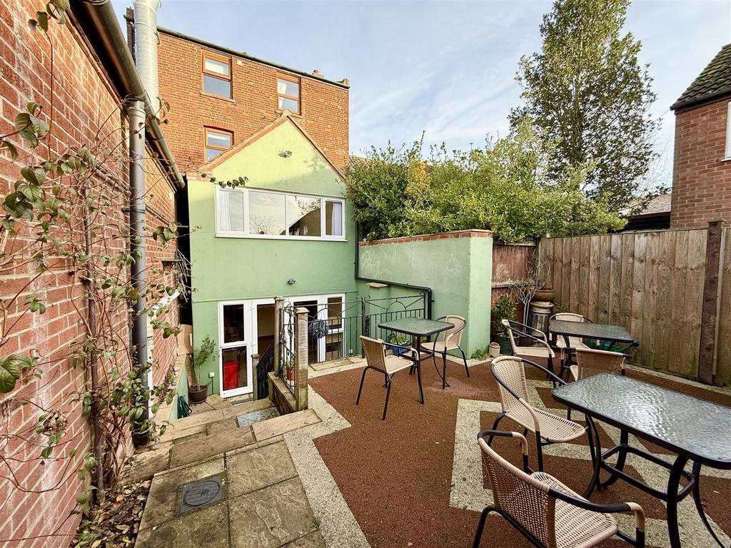 Upper rear couryard garden
