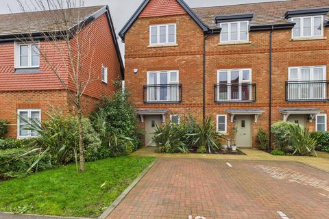 4 bedroom end of terrace house for sale - Aspen Road, High Wycombe, Buckinghamshire