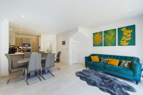 4 bedroom end of terrace house for sale, Aspen Road, High Wycombe, Buckinghamshire