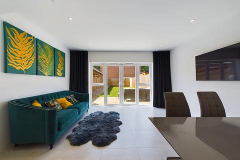 4 bedroom end of terrace house for sale, Aspen Road, High Wycombe, Buckinghamshire