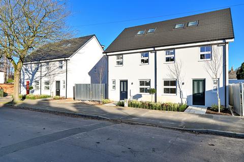 3 bedroom semi-detached house to rent, Osborne Road, Farnborough, GU14