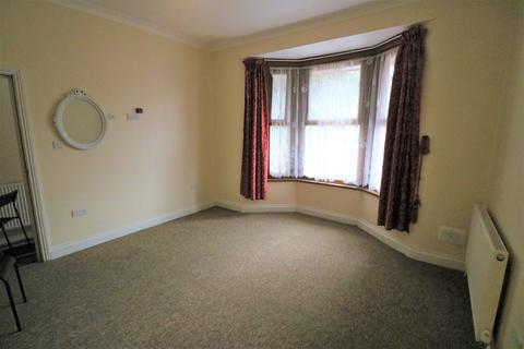 3 bedroom flat to rent, Hainault Road, London E11