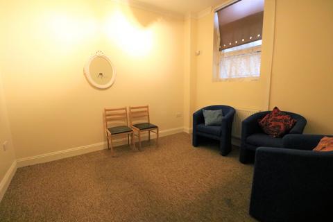 3 bedroom flat to rent, Hainault Road, London E11