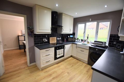 4 bedroom detached house to rent, Pimpernel Grove, Walnut Tree