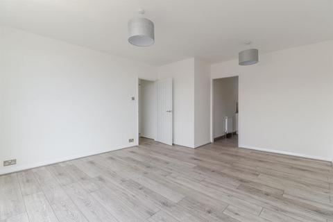 3 bedroom apartment to rent, Markfield Gardens, London E4