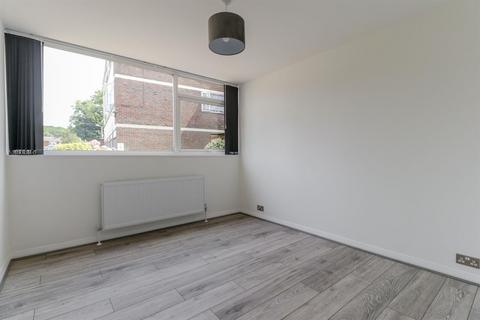 3 bedroom apartment to rent, Markfield Gardens, London E4