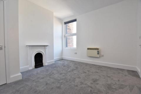 3 bedroom flat to rent, East Street, Bristol BS3