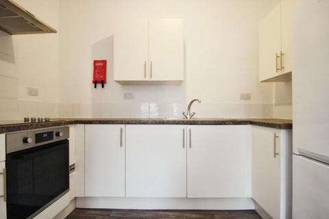 3 bedroom flat to rent, East Street, Bristol BS3