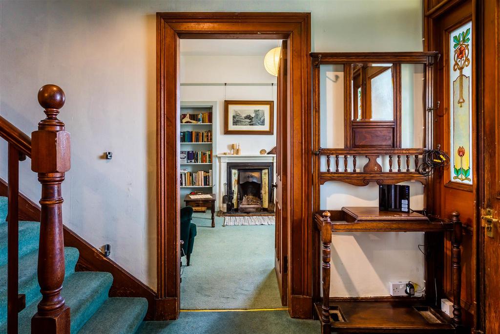 Entrance Hall to Lounge