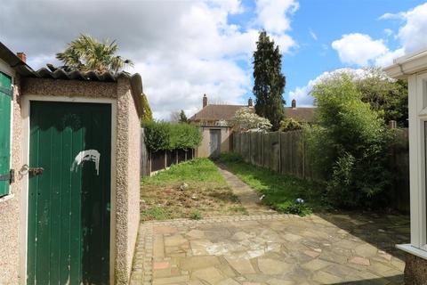 3 bedroom terraced house to rent, King Henrys Drive, New Addington, Croydon