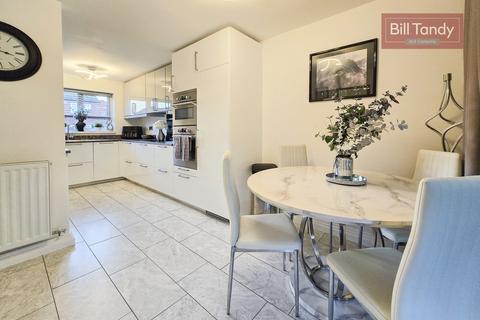 32 Harebell, Tamworth, B77 4NA
