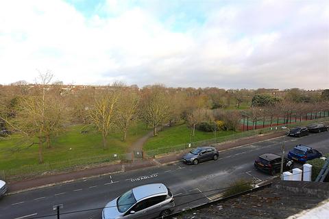 2 bedroom flat to rent, East Drive, Brighton