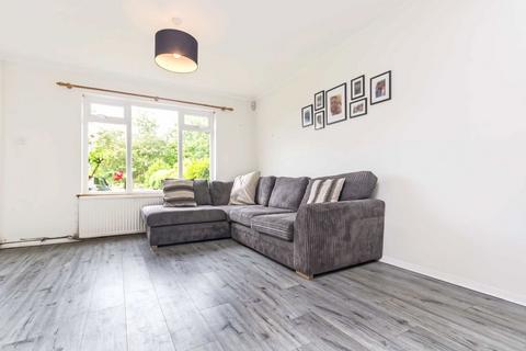 3 bedroom terraced house to rent, The Roundway, Esher KT10