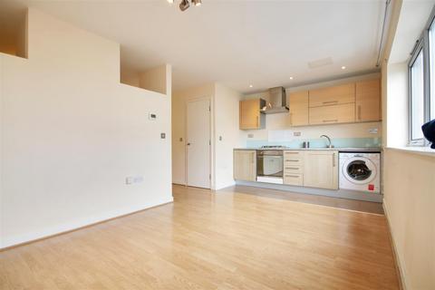 Studio to rent, Cosmopolitan Court, Enfield