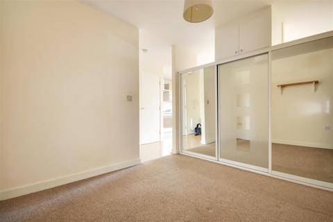 Studio to rent, Cosmopolitan Court, Enfield