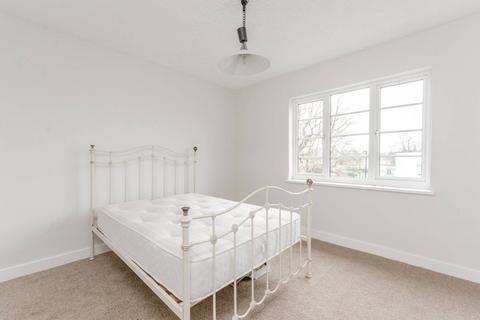 Springfield Court, Acton, London, W3