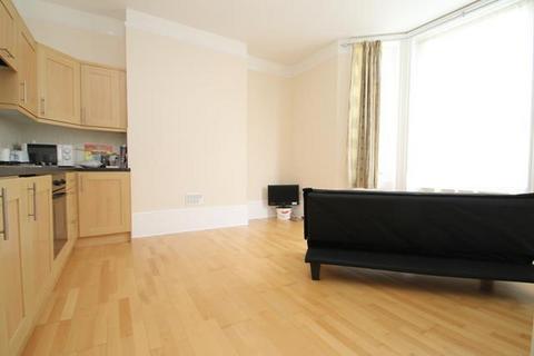 Studio to rent, Norfolk Road, Littlehampton