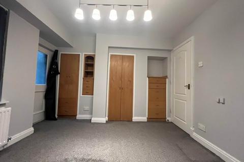 1 bedroom duplex to rent, Lees Road, Ashton Under Lyne