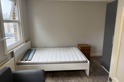 Studio to rent, Oval Road, Croydon