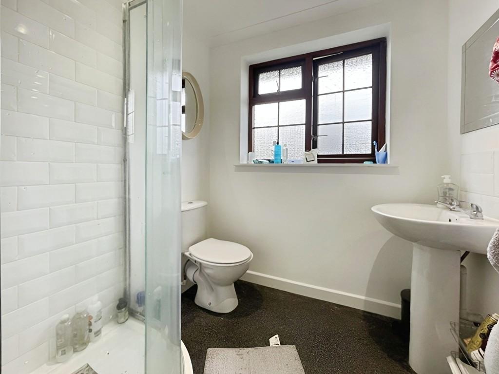 C2c7292f-bathroom 202