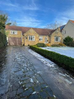 4 bedroom detached house to rent, Woodacre Crescent, Leeds LS17