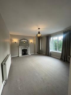 4 bedroom detached house to rent, Woodacre Crescent, Leeds LS17