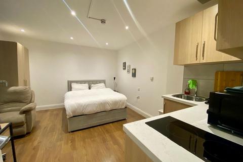 Studio to rent, London SW15