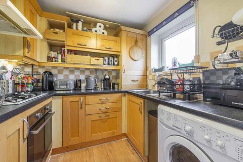 2 bedroom flat to rent, Wesley Avenue, London E16