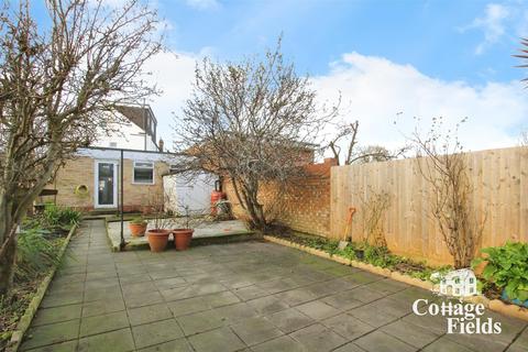 3 bedroom house to rent, Great Cambridge Road, London - Family Haven!