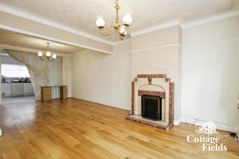 3 bedroom house to rent, Great Cambridge Road, London - Family Haven!