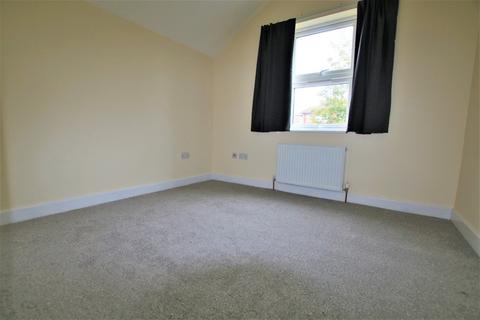 3 bedroom semi-detached house to rent, Slough