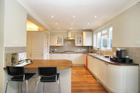 4 bedroom semi-detached house to rent, Beresford Drive, Woodford Green, IG8