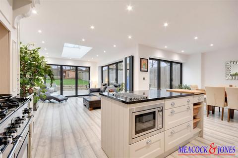 4 bedroom chalet for sale, Kilworth Avenue, Shenfield, Brentwood