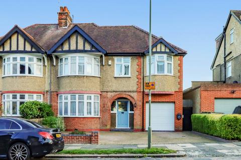 5 bedroom semi-detached house to rent, The Ridgeway, Friern Barnet, London N11