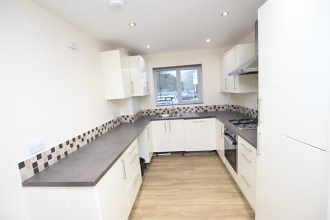 4 bedroom semi-detached house to rent, Luton LU4