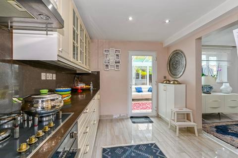 16 Tauheed Close, London, N4 2FQ